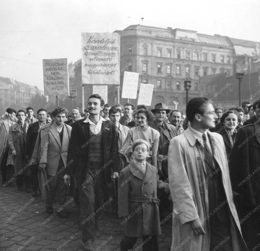 Ötvenhat emléke - Tüntetők a Tanács körúton