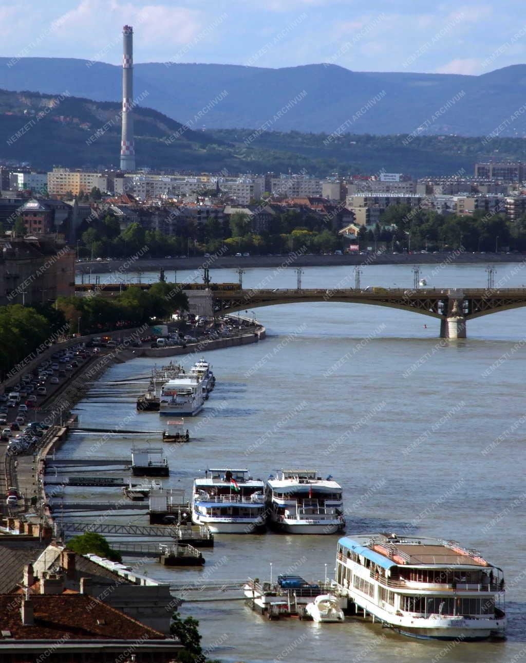 Városkép - Budapest - Dunai hajók és Óbuda