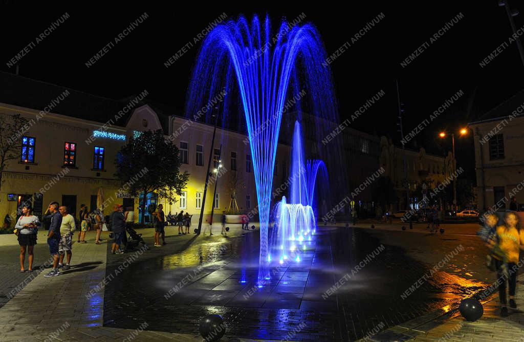 Városkép - Debrecen - Dósa nádor tér esti kivilágításban