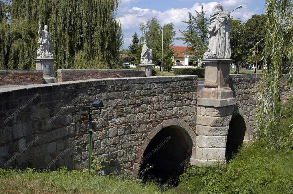 Vác - A Gombás patak kőszentes hídja