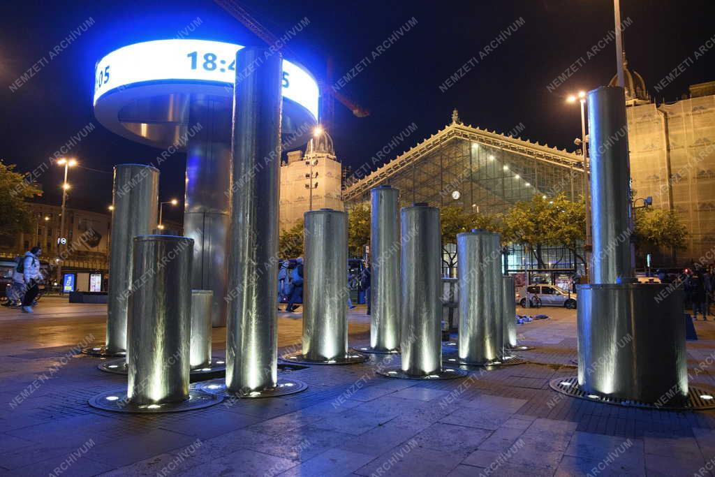 Közlekedés - Budapest - Nyugati tér esti felvételen