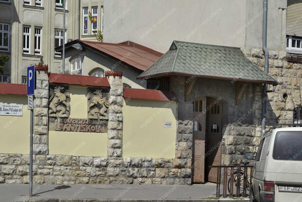 Oktatási létesítmény - Budapest - A Deák Diák iskola bejárata