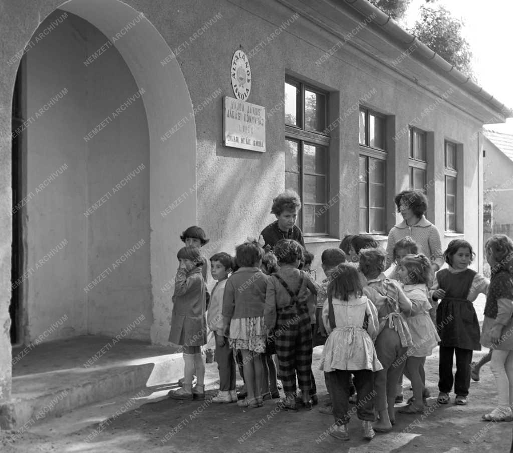 Oktatás - Életkép - Cigányiskola Bicskén