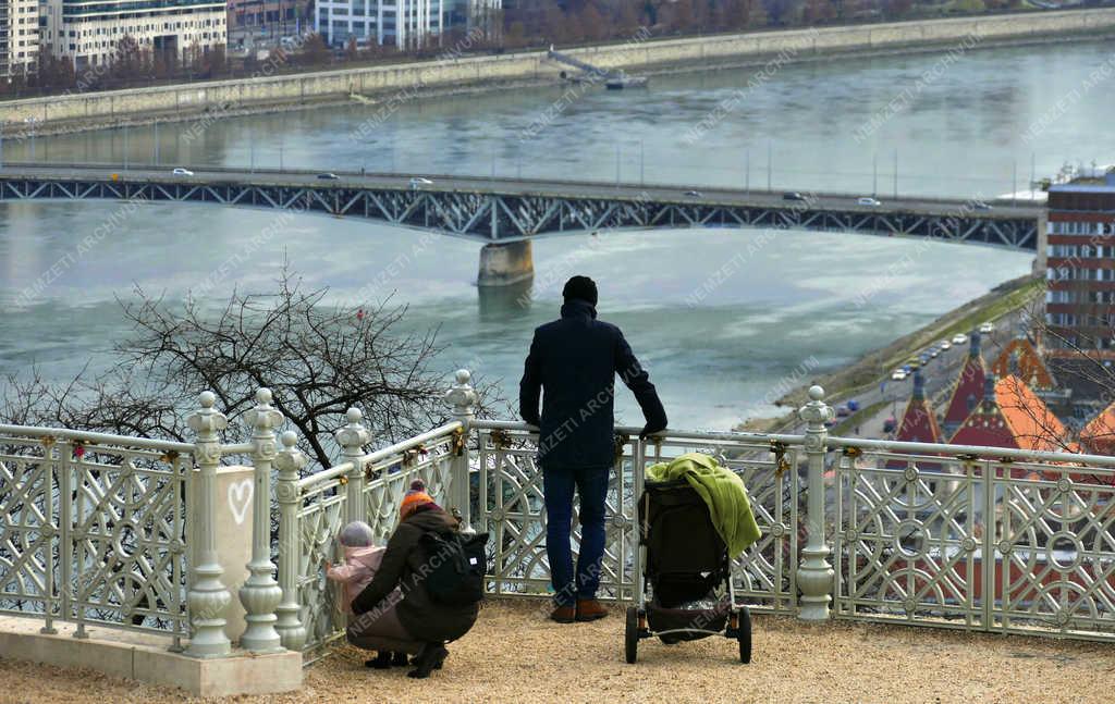 Életkép - Budapest - Fiatal család a Gellért-hegyen