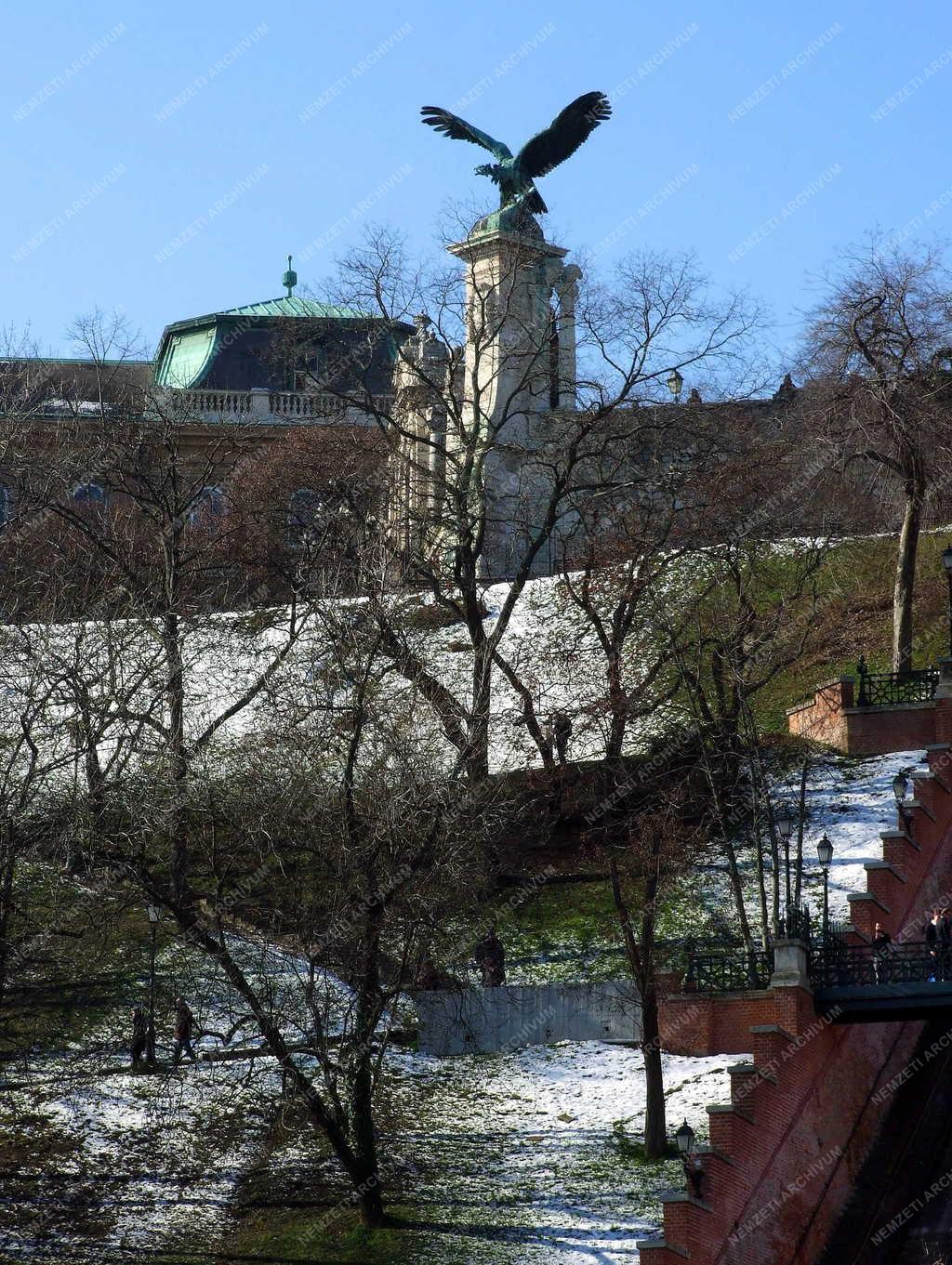 Városkép  - Budapest - A budavári Turul-szobor