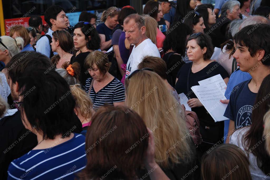 Életkép - Budapest - Flashmob a Margit hídon