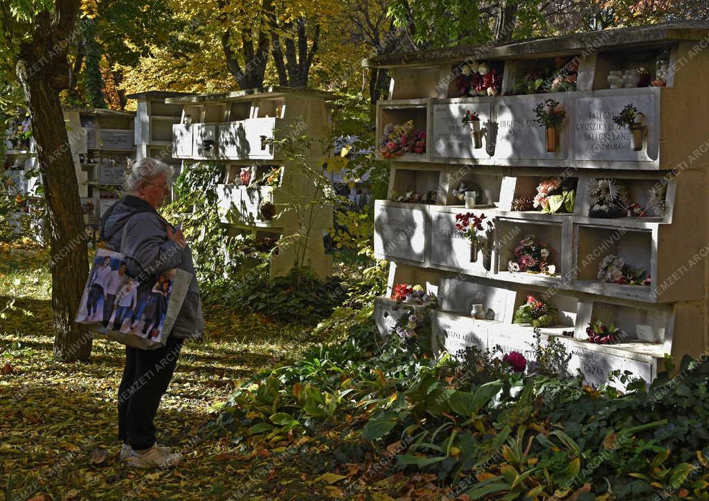 Kegyelet - Emlékezés - Mindenszentek és halottak napja előtt az Új Köztemető