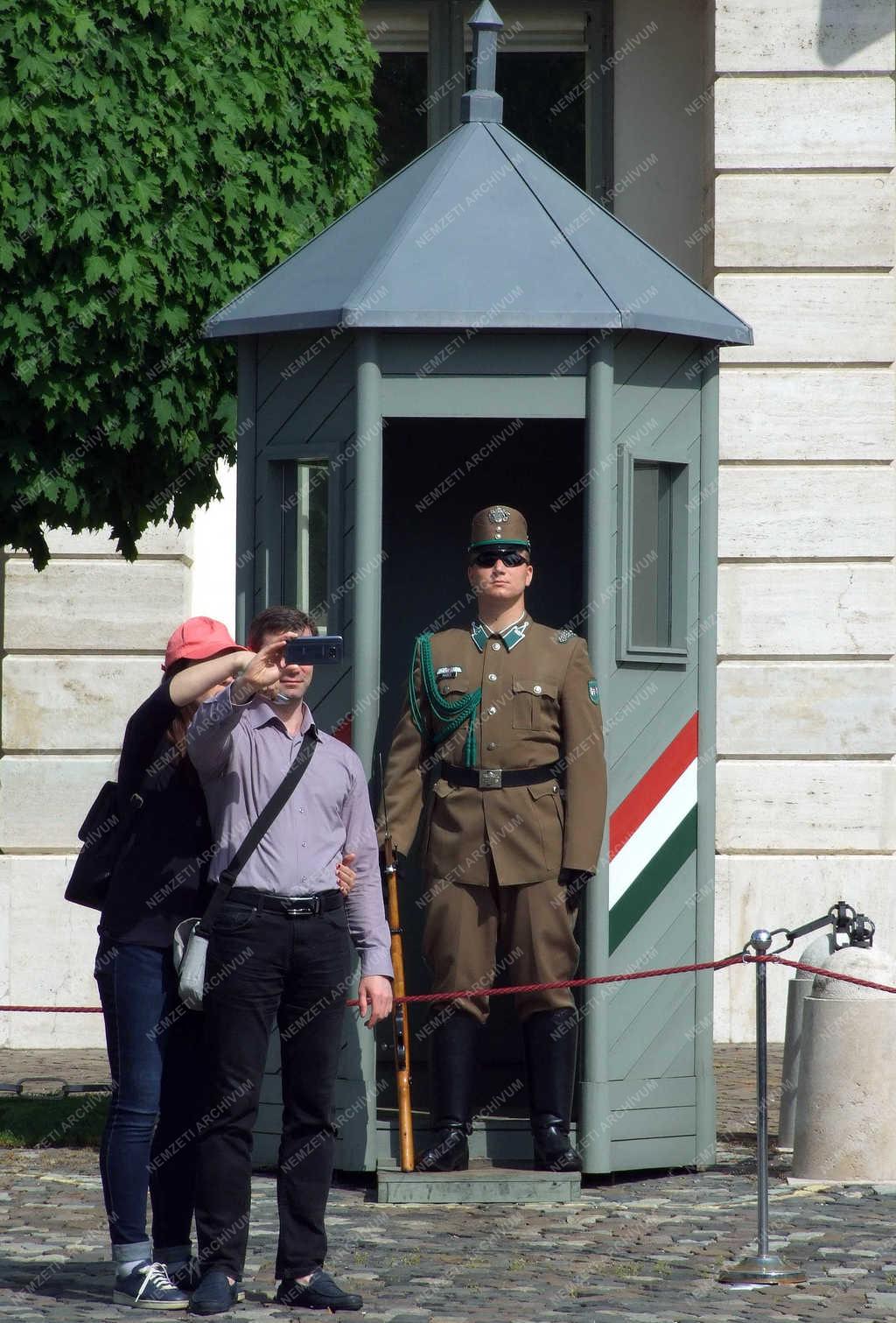 Életkép - Budapest - Szelfiző külföldi turisták a Várban