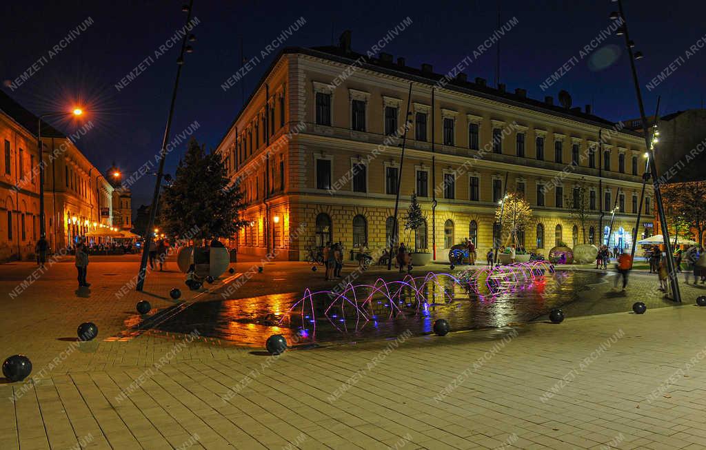 Városkép - Debrecen - Dósa nádor tér esti kivilágításban