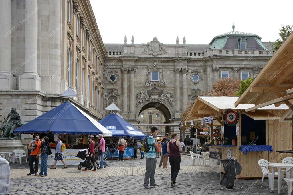 Idegenforgalom - Budapest - Turisták a Budavári Borfesztiválon