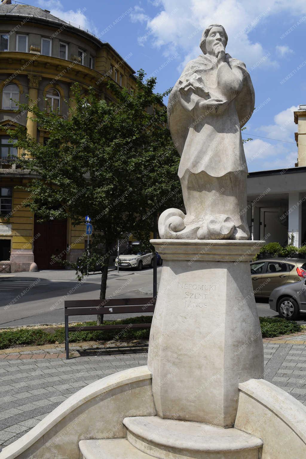 Köztéri szobor - Budapest - Nepomuki Szent János 