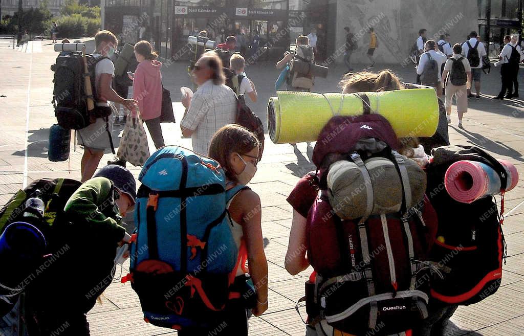 Szabadidő - Budapest - Táborba induló diákok