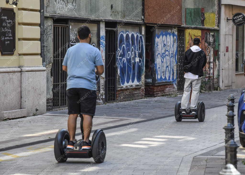 Idegenforgalom - Budapest - Segway-el közlekedő turisták