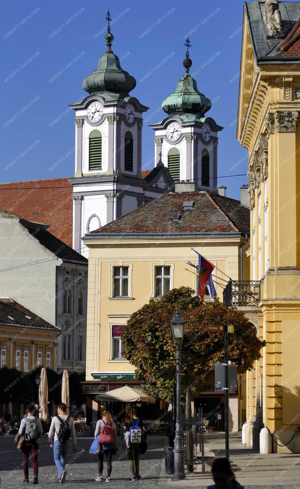 Városkép - Székesfehérvár - Gimnazisták a Városház téren