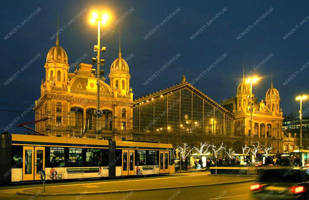 Városkép - Budapest - Nyugati tér esti fényben