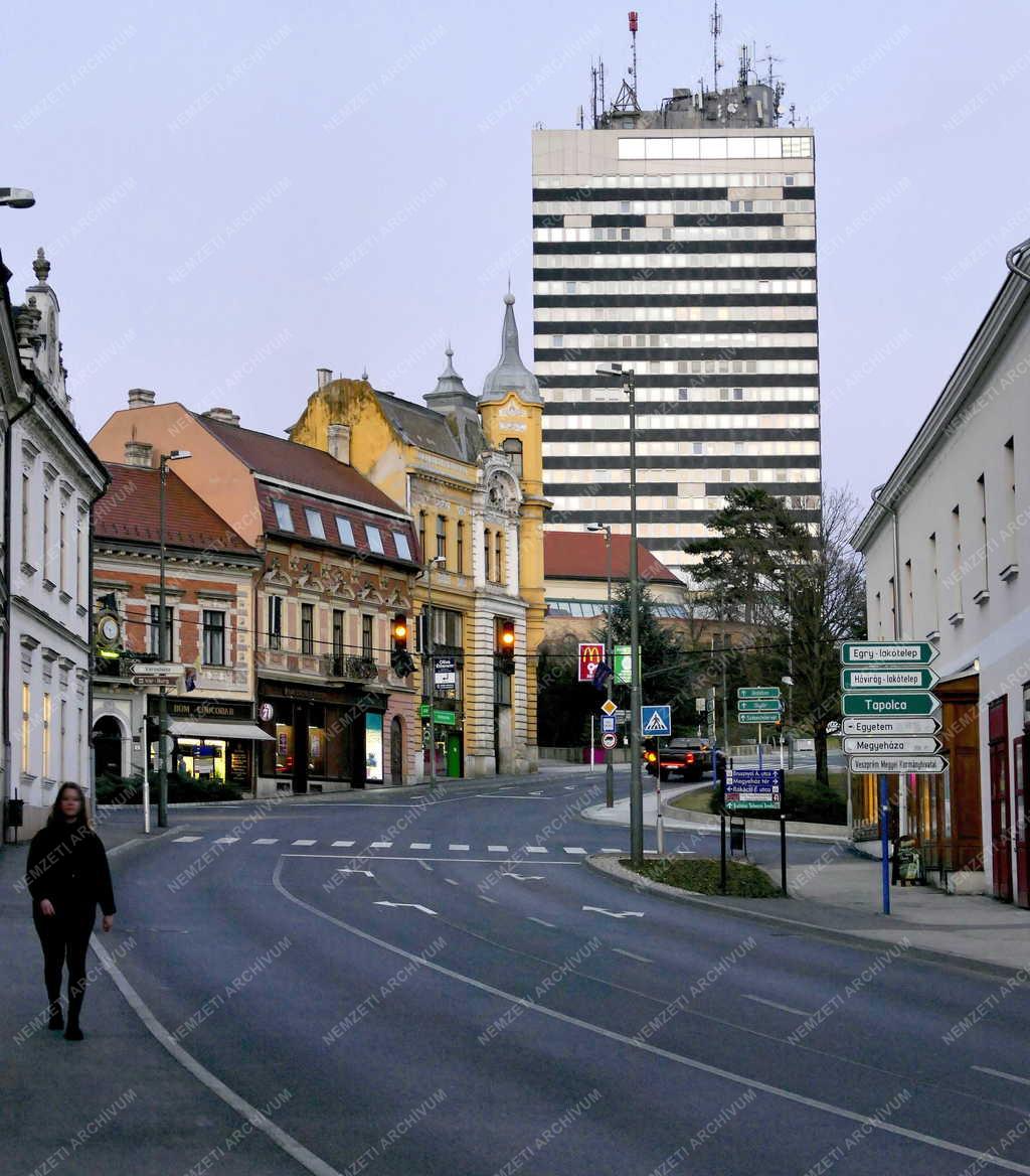 Városkép - Veszprém - Toronyház a városközpontban 