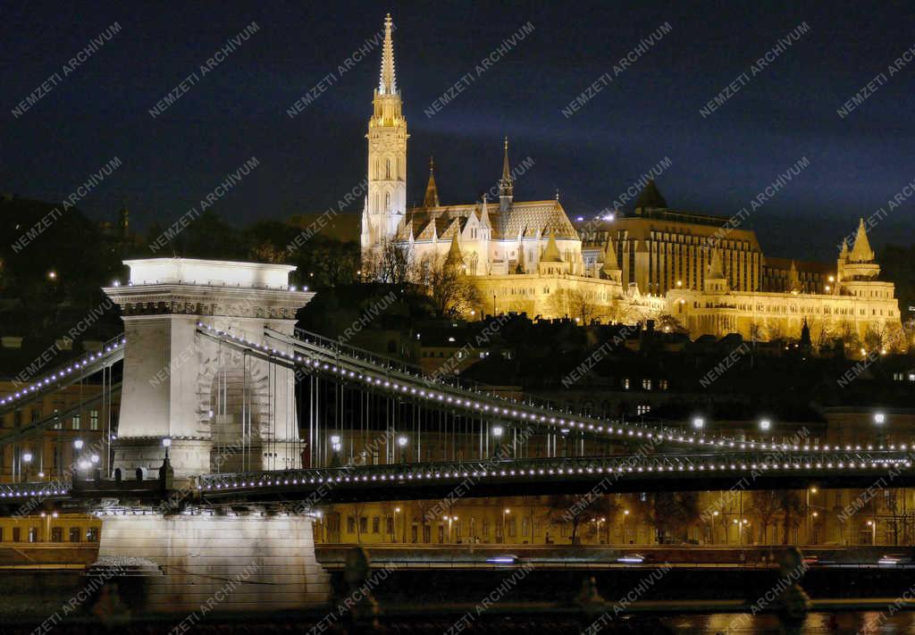 Városkép - Budapest - A Lánchíd és a Budai Vár esti fényben