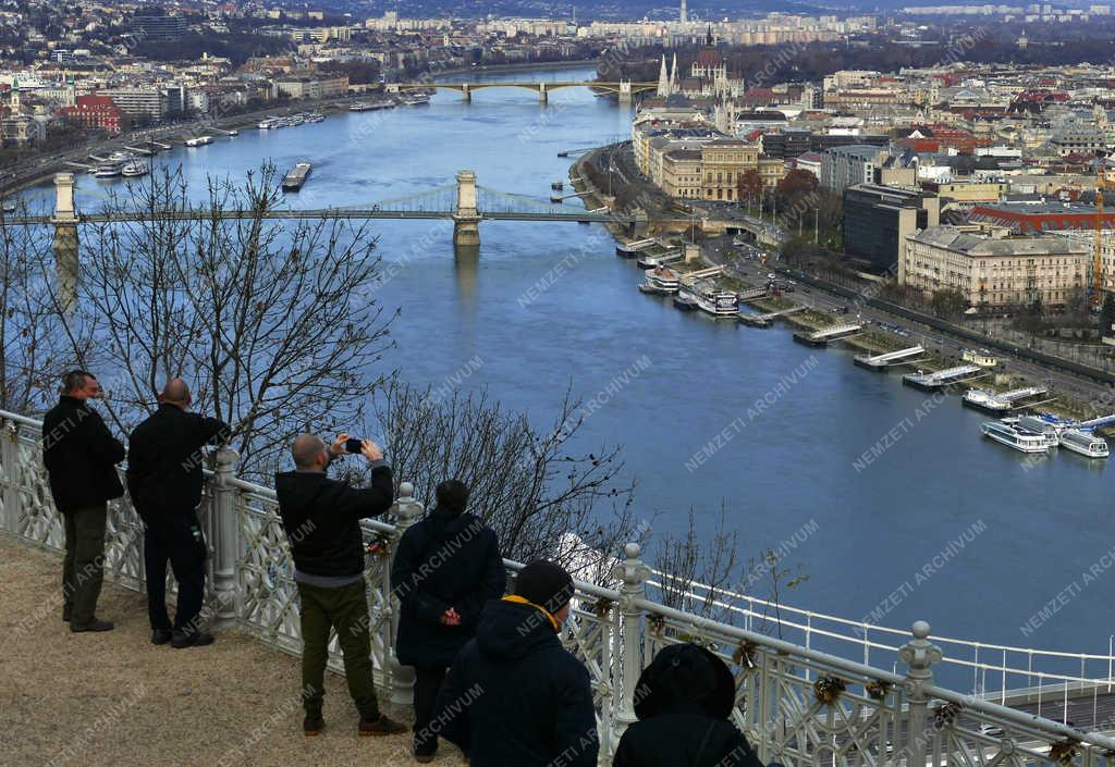 Városkép - Budapest - Belföldi turisták a Gellért-hegyen