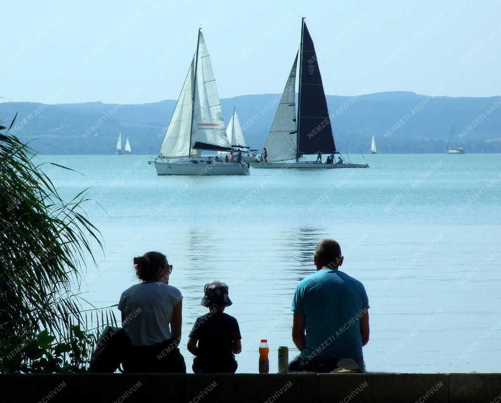 Életkép - Balatonfüred - Család a Balatonnál