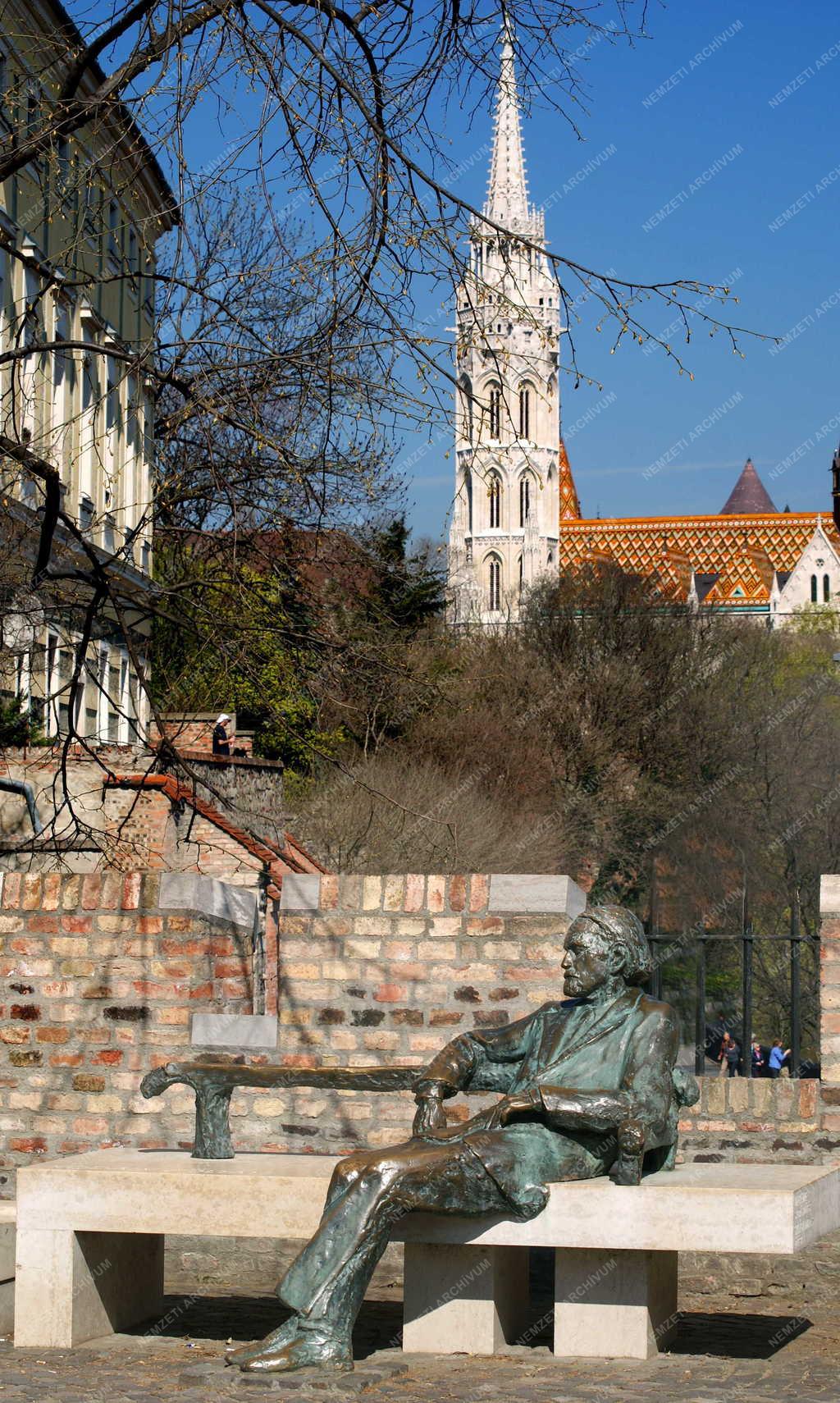 Műalkotás - Budapest - Kodály Zoltán szobra a Várban