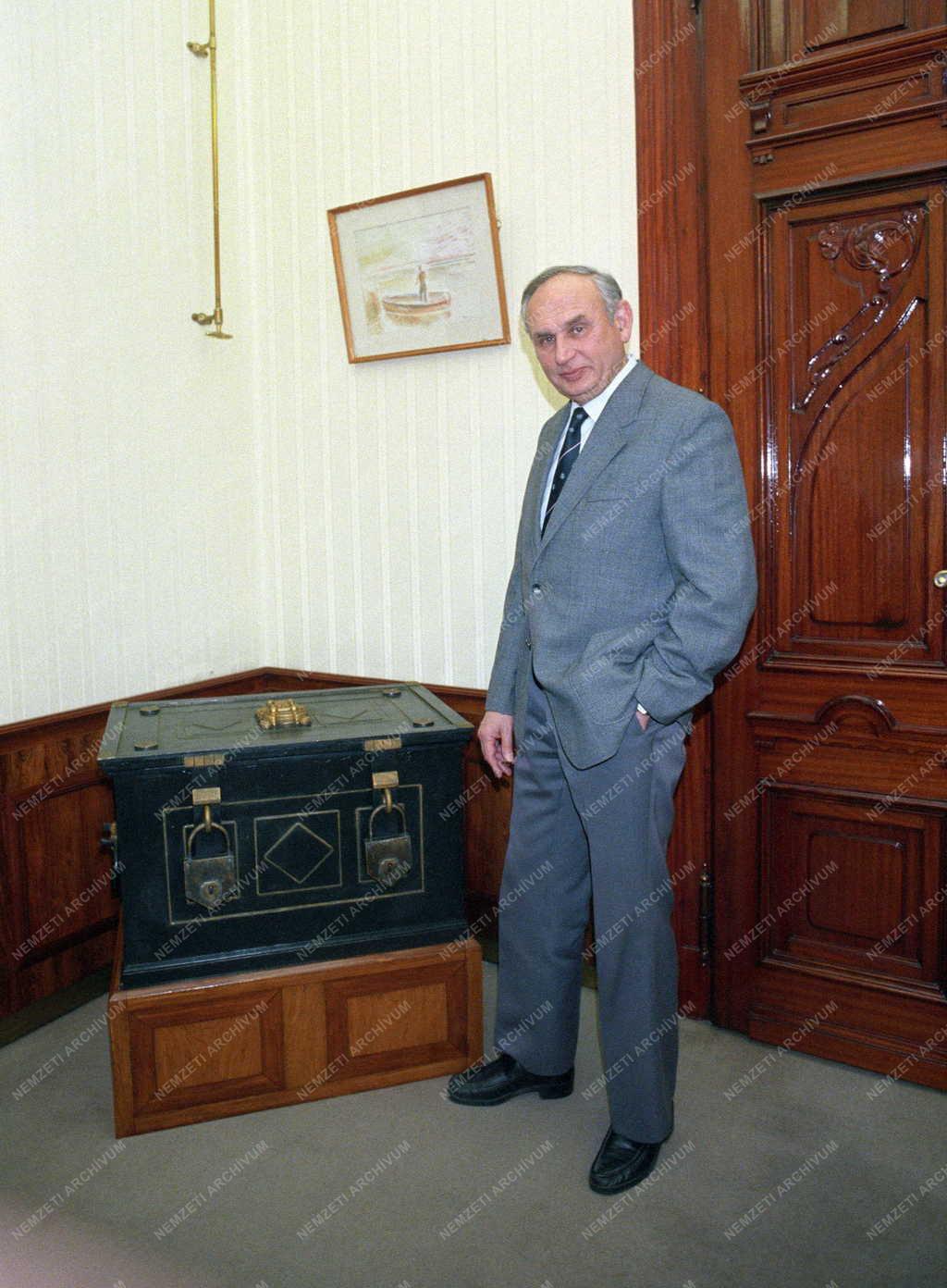 Személy - Tímár Mátyás irodájában