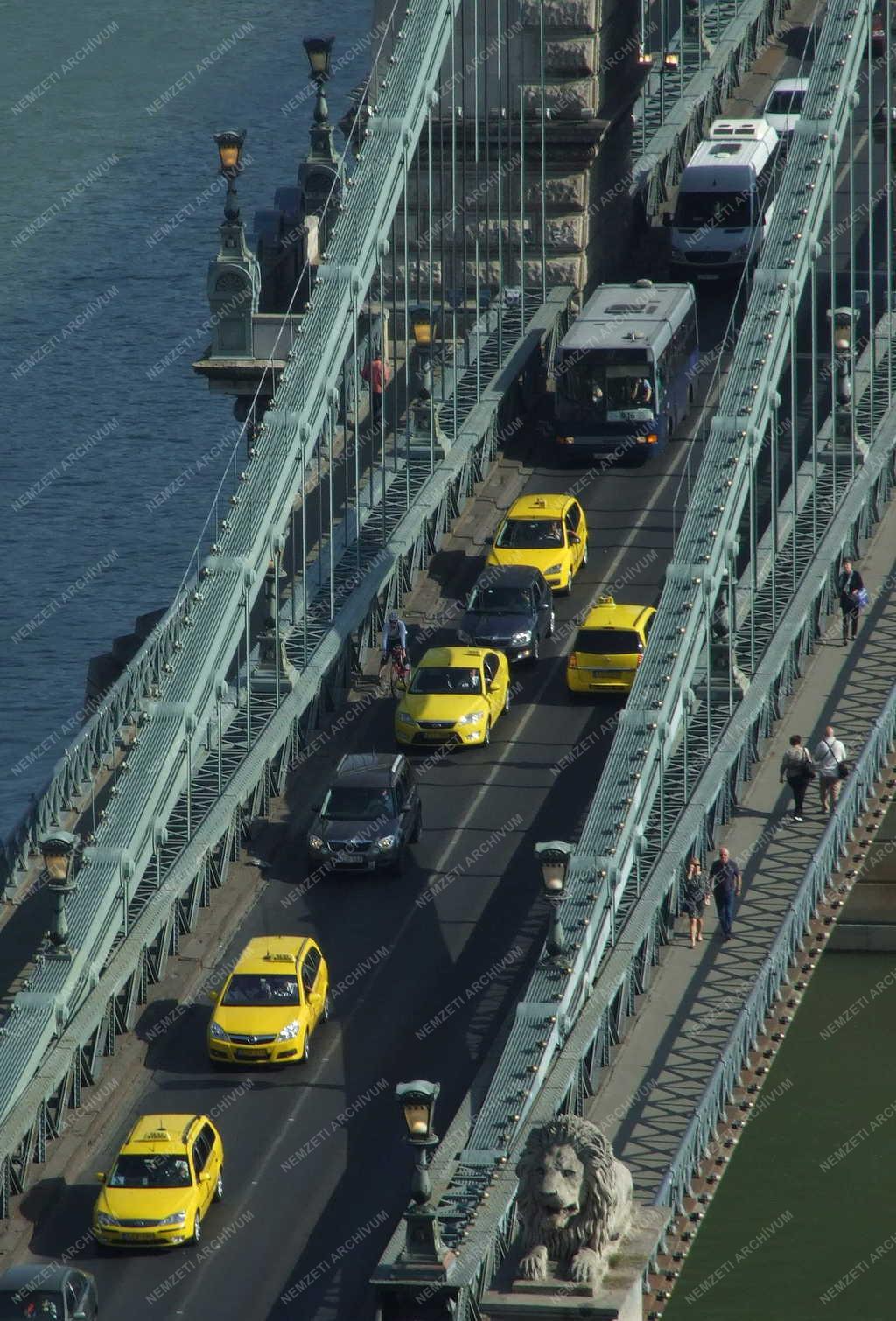 Közlekedés - Budapest - Taxik a fővárosi forgalomban