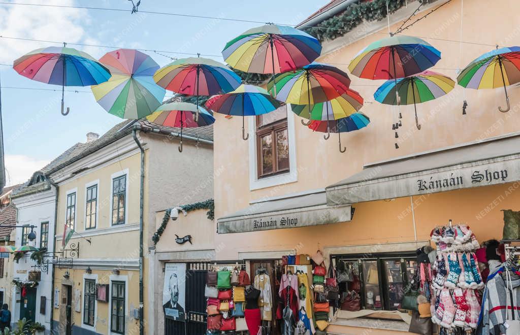 Turizmus - Szentendre - Színes esernyők