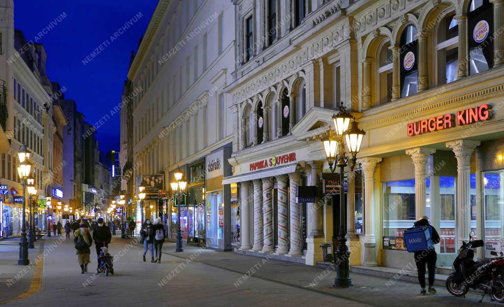 Városkép - Budapest - Este a Váci utcában