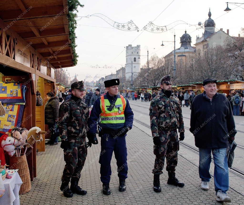 Közbiztonság - Debrecen - Rendőrök és katonák együttműködése 