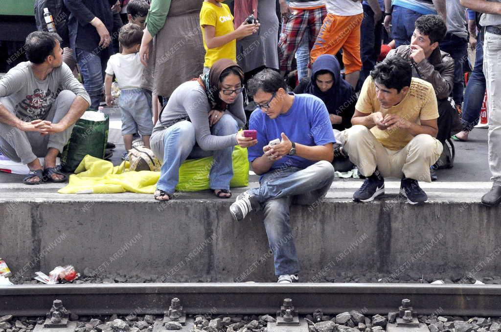 Illegális bevándorlás - Budapest - Migránsok a Keleti pályaudvaron