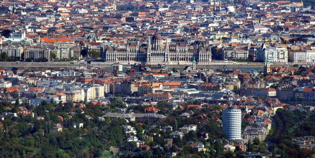 Városkép - Budapest - Kilátás a János-hegyi Erzsébet-kilátóró