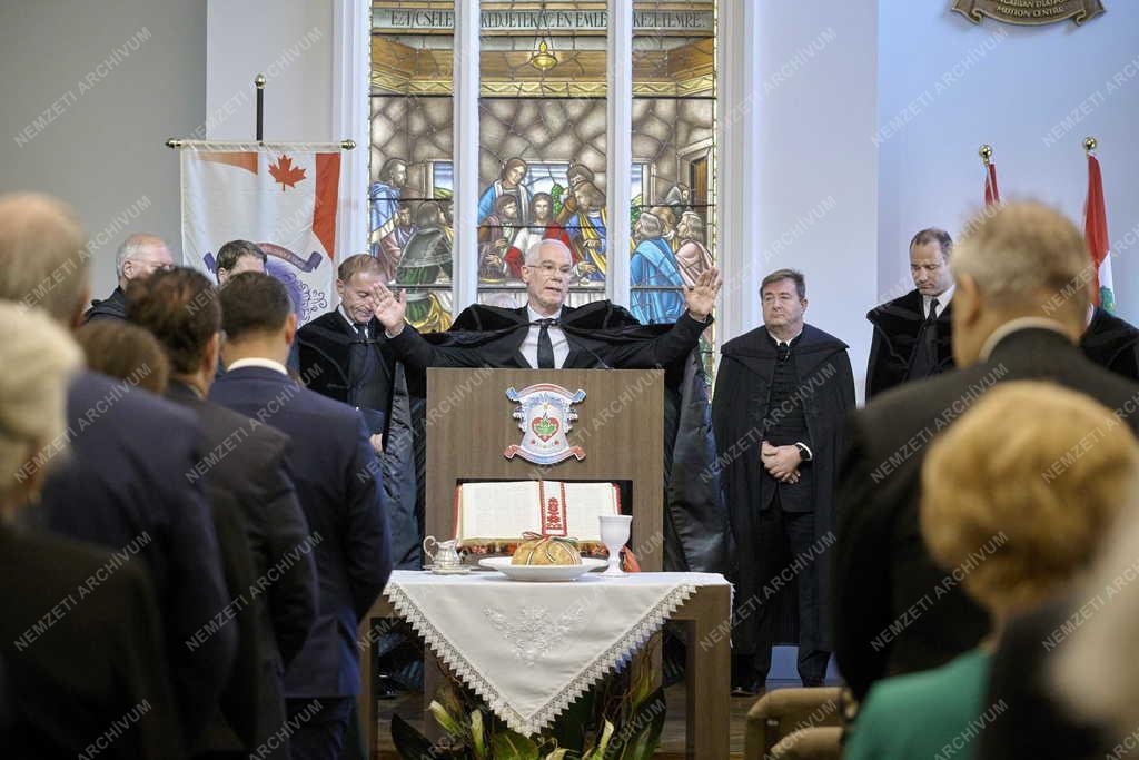 Novák Katalin Kanadában . Ünnepi hálaadó istentisztelet és avató ünnepség Torontóban