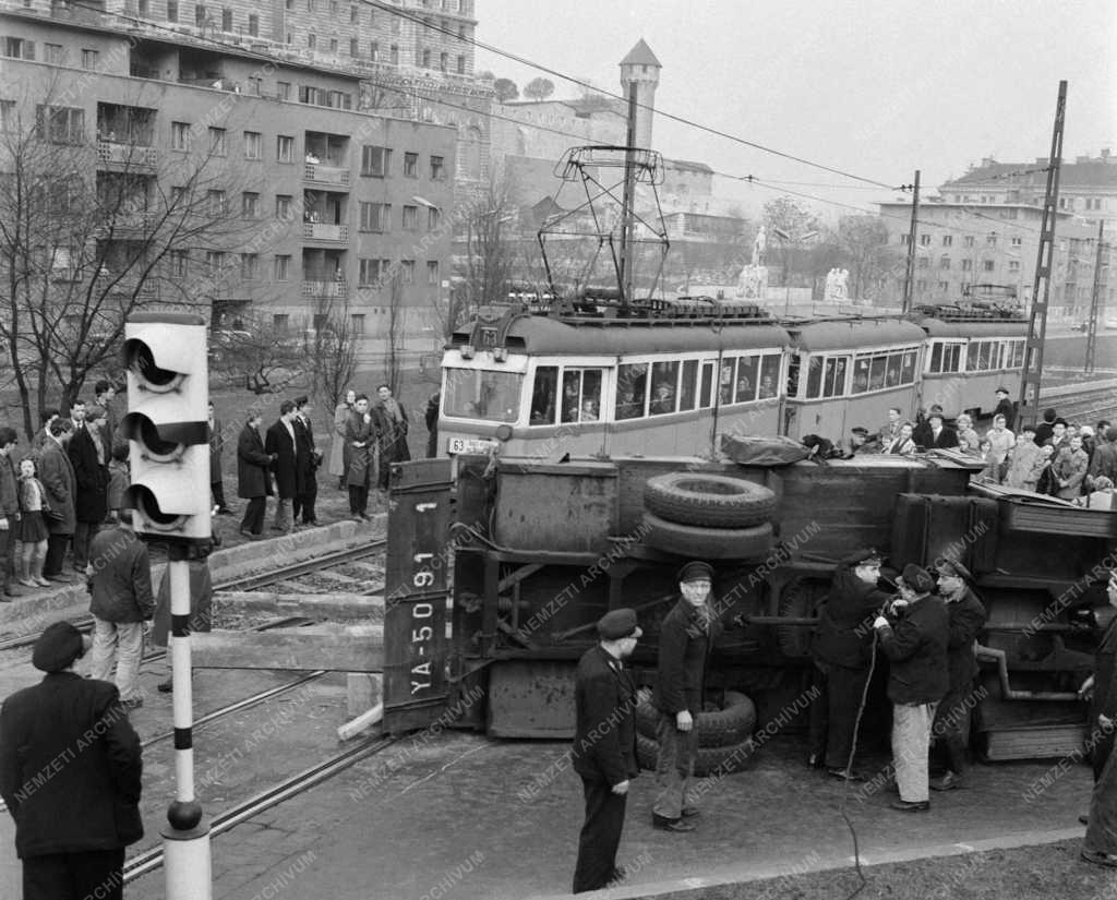 Baleset - Szerencsés kimenetelű karambol az I. kerületben