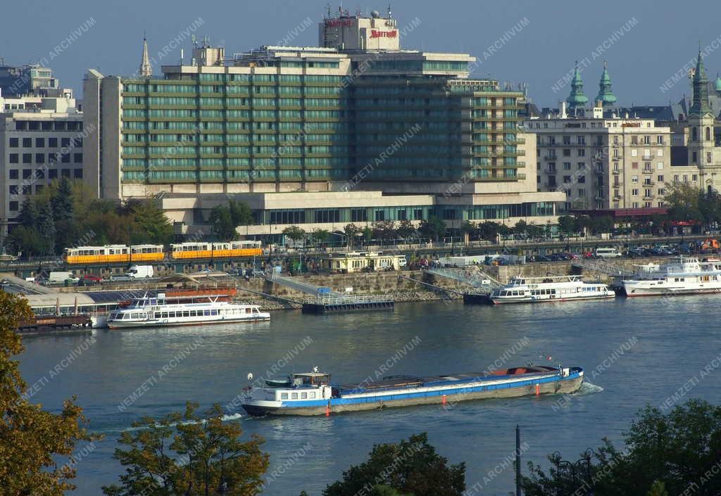 Közlekedés - Budapest – Teherhajó a pesti Duna-szakaszon