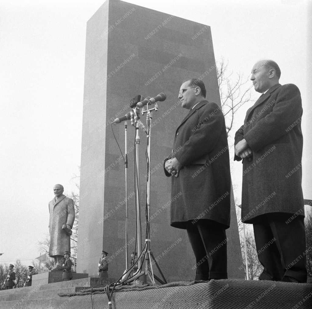 Kultúra - Felavatták Lenin szobrát a fővárosi a Dózsa György úton