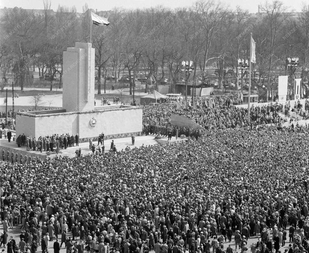 Ünnep - Katonai díszszemle hazánk felszabadulásának 20. évfordulóján