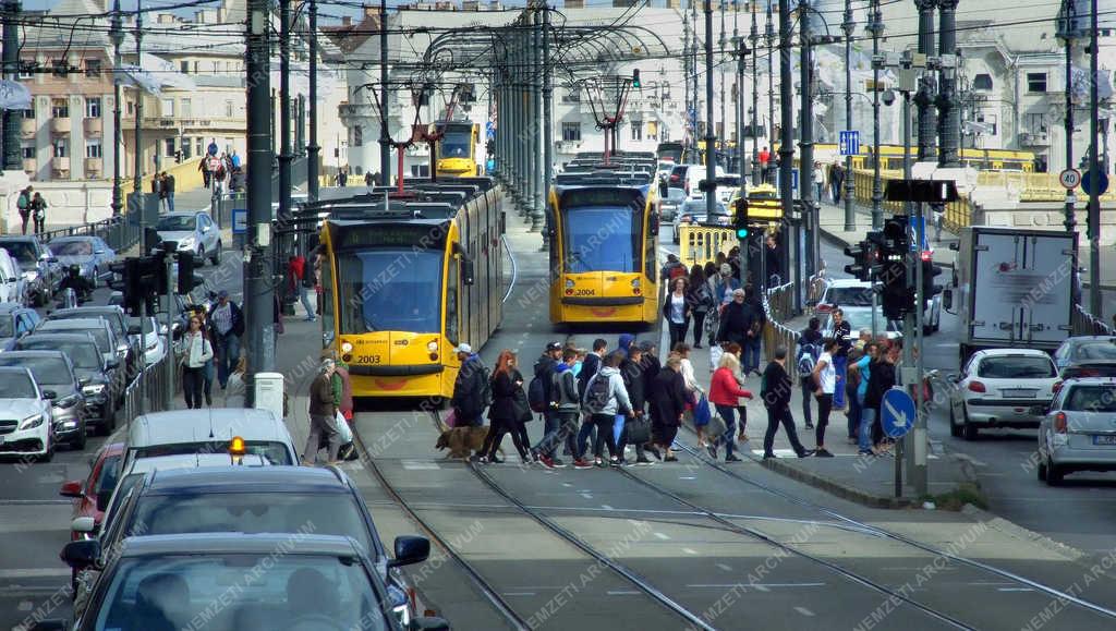 Városkép - Budapest - Csúcsforgalom a Margit hídnál