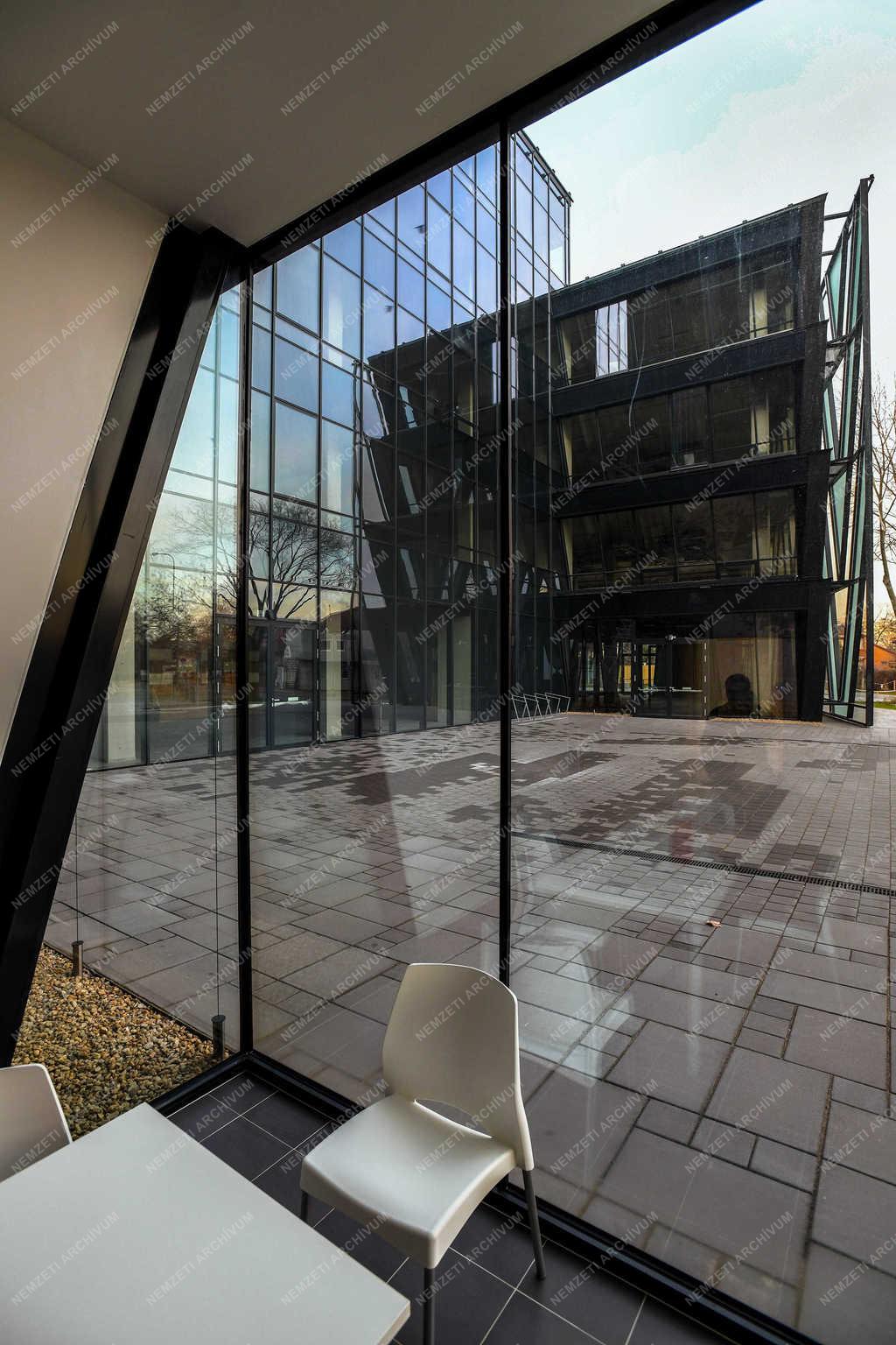 Építőipar - Debrecen - Átvétel után a Forest Offices