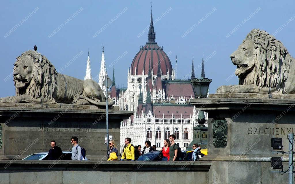 Idegenforgalom - Budapest - Külföldi turisták a Lánchídon