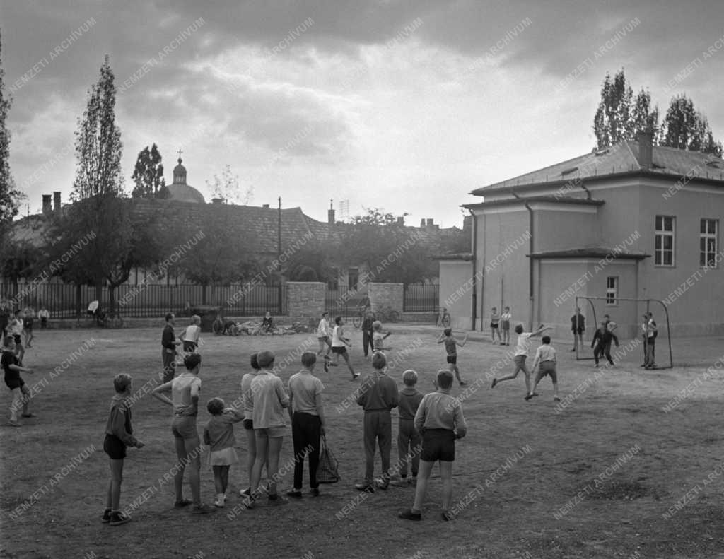 Városkép-életkép - Focizó gyerekek