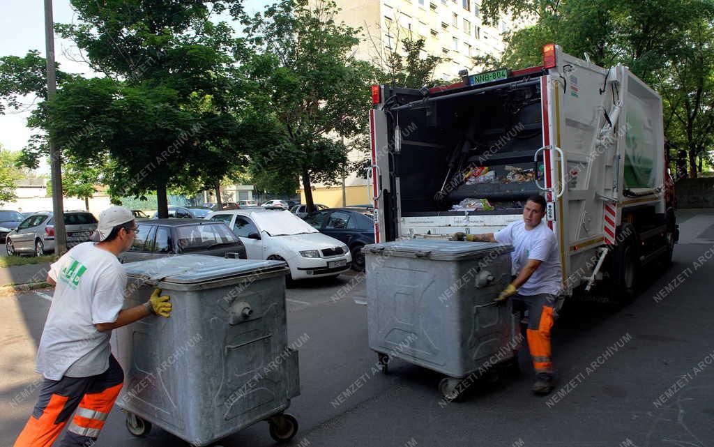 Innováció - Debrecen - Elektromos meghajtású kukás autó