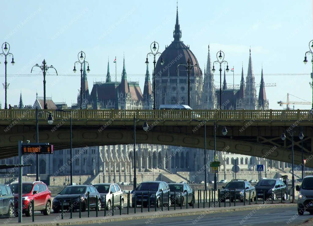 Városkép - Budapest - Gépjárművek a Margit hídnál