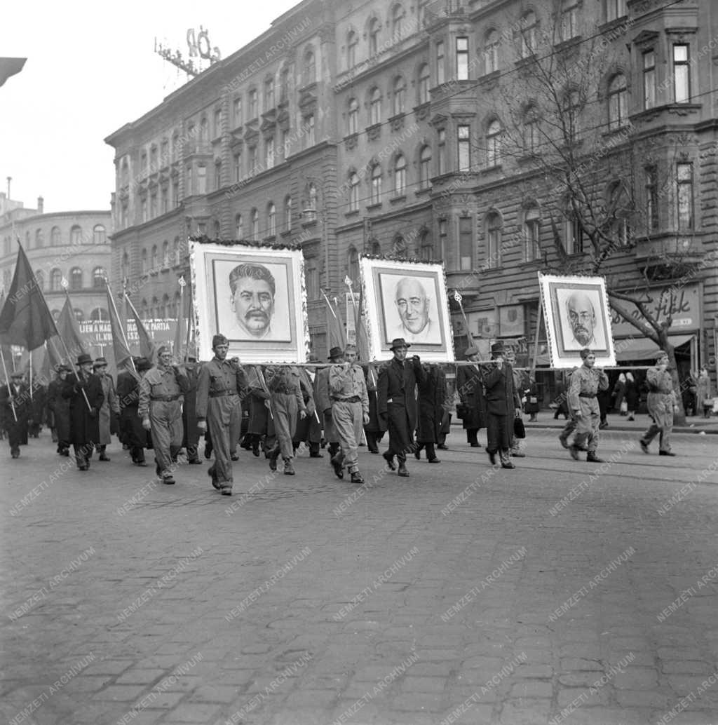 Belpolitika - Párt - Pártkongresszusi felvonulás