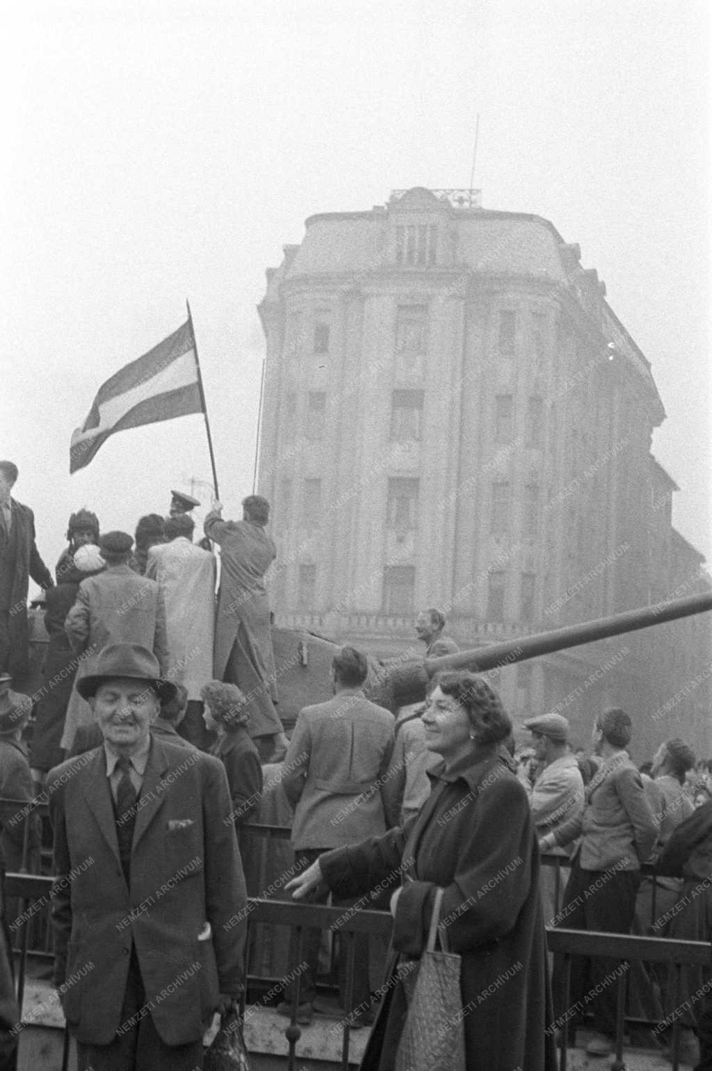 Ötvenhat emléke - Tüntetők a Tanács körúton