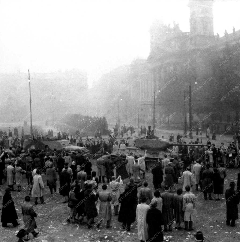 Belpolitika - '56-os forradalom - Tüntetés a Parlament előtt