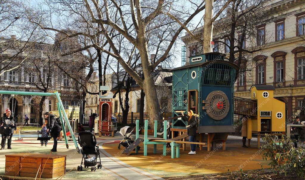 Szabadidő - Budapest - A Pál utcai fiúk világát megidéző játszótér a Múzeumkertben