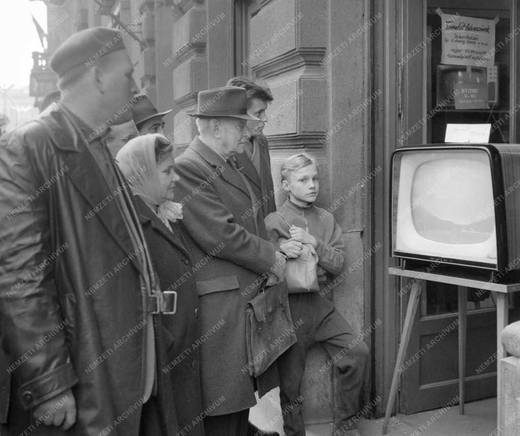 Kereskedelem - Sajtó - Televíziós közvetítés a Voszhod–2 űrhajósainak fogadásáról 