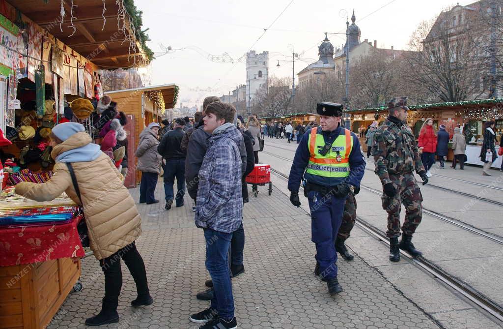 Közbiztonság - Debrecen - Rendőrök és katonák együttműködése 