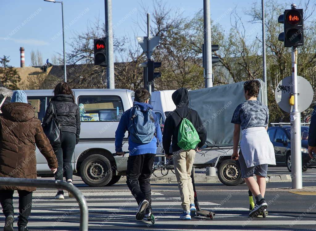 Közlekedés - Budapest - Gyalogosok és kerékpárosok között megosztott járda