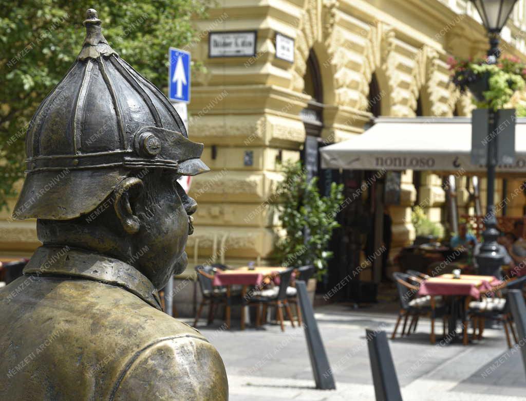 Városkép - Budapest - Pocakos rendőr szobor